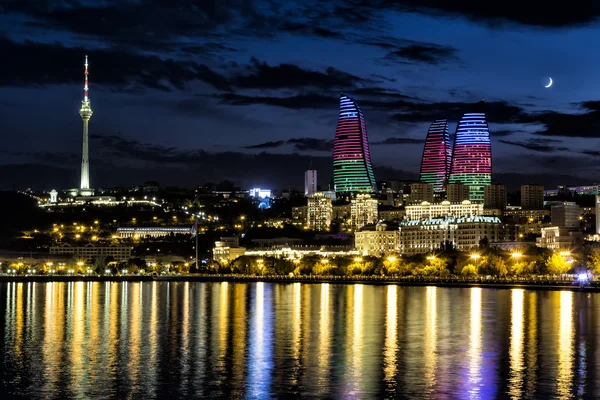 View of the waterfront and the city at night, in Baku, presidentja — стоковое фото