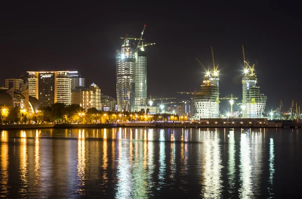 Vista del paseo marítimo y de la ciudad por la noche, en Bakú, Azerbaija —  Fotos de Stock