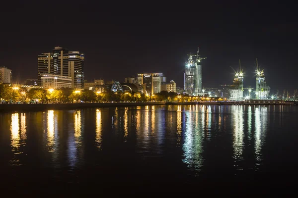 Vista del paseo marítimo y de la ciudad por la noche, en Bakú, Azerbaija —  Fotos de Stock