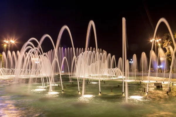 Close up of a fountain at night with lights in Baku Azerbaijan. — Stock Photo, Image