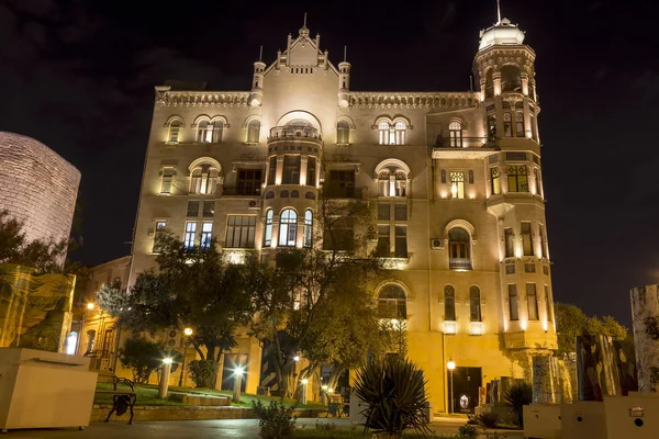 Beleuchtetes Gebäude im Stadtzentrum in Azerbaijan, Baku. — Stockfoto