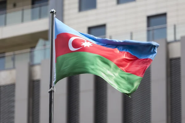 Bandeira do Azerbaijão acenando ao vento em frente a um edifício — Fotografia de Stock