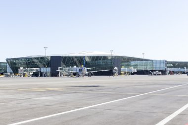 Bir uçağın, Bakü, Azerbaycan havaalanında arkadan görünüm.