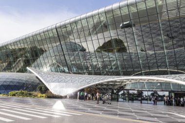 Havaalanında, Bakü, Azerbaycan çıkan turistler görünümünü.
