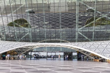 Havaalanında, Bakü, Azerbaycan çıkan turistler görünümünü.