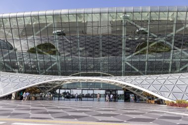 Havaalanında, Bakü, Azerbaycan çıkan turistler görünümünü.
