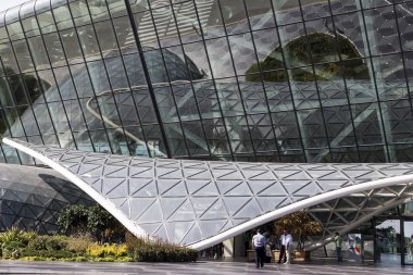 Havaalanında, Bakü, Azerbaycan çıkan turistler görünümünü.