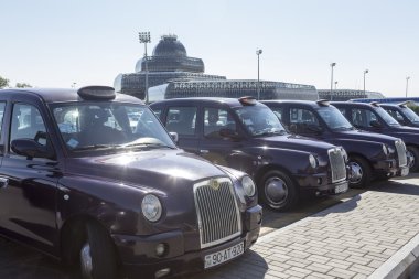 Yolcular, Bakü, Azerbaycan için sırada bekleyen yerel kabinler.