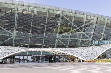 Havaalanında, Bakü, Azerbaycan çıkan turistler görünümünü.