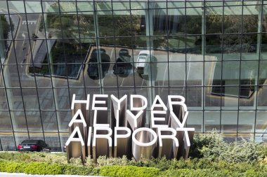 Haydar Aliyev Uluslararası Havaalanı işareti, Bakü, A görünümünü
