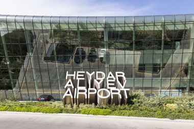 Haydar Aliyev Uluslararası Havaalanı işareti, Bakü, A görünümünü