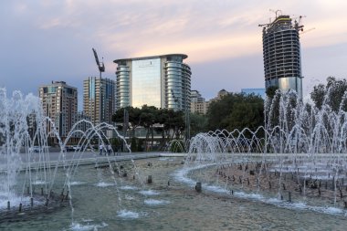 Azərbaycanda bir çeşme ile Bakü başkenti şehir manzaralı.
