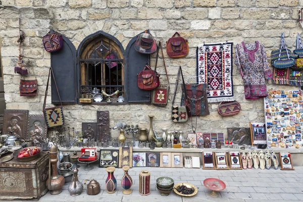 Icheri Sheher (Cidade Velha) de Baku, Azerbaijão. Típico turista sh — Fotografia de Stock