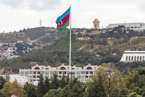 Bandeira do Azerbaijão acenando ao vento em frente à cidade — Fotografia de Stock