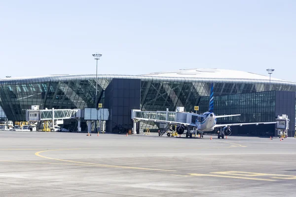 バクー、アゼルバイジャンの空港で飛行機の背面図. — ストック写真
