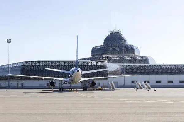 Vista trasera de un avión en el aeropuerto de Bakú, Azerbaiyán . — Foto de Stock