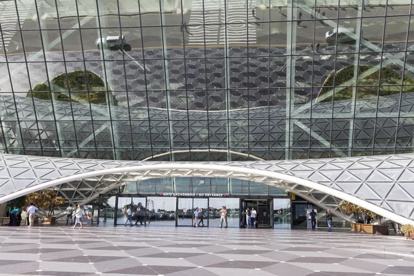Havaalanında, Bakü, Azerbaycan çıkan turistler görünümünü.