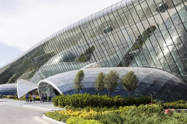 View of tourists coming out of the airport in Baku, Azerbaijan. — Stock Photo, Image