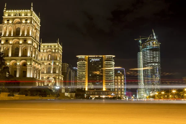 Vista de la ciudad de la capital de Azerbaiyán, Bakú por la noche, en Azerba — Foto de Stock