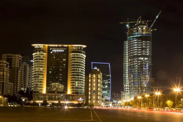 Widok na miasto stolicy Azerbejdżanu, Baku w nocy, w Azerba — Zdjęcie stockowe