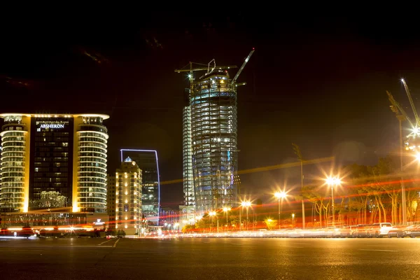 Widok na miasto stolicy Azerbejdżanu, Baku w nocy, w Azerba — Zdjęcie stockowe