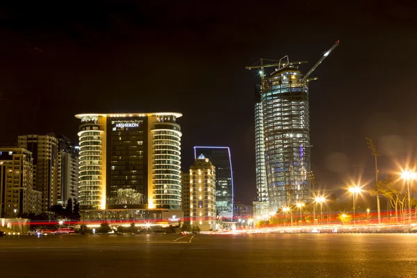 Widok na miasto stolicy Azerbejdżanu, Baku w nocy, w Azerba — Zdjęcie stockowe