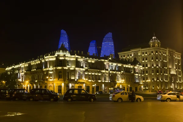 Городской вид столицы Азербайджана, Баку ночью, в Азербе — стоковое фото