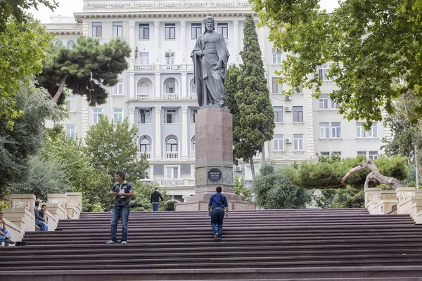 Monumento Nizami em Baku, Azerbaijão. Nizami Ganjevi era uma popula — Fotografia de Stock