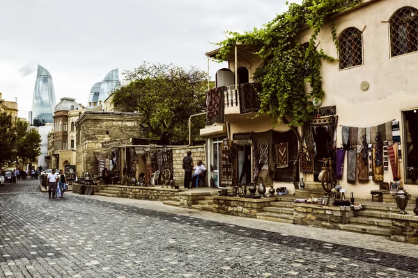 Icheri Sheher (oude stad) en de vlam torens van Bakoe, Azerbaija — Stockfoto