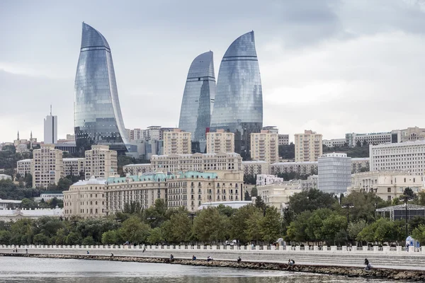 Видом на місто столиці Азербайджану з вежами полум'я, ба — стокове фото