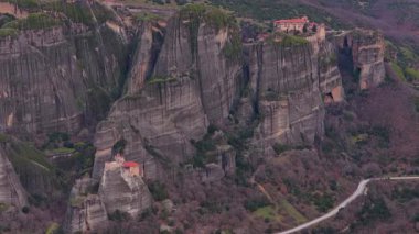 Meteora, Yunanistan dramatik hava görüntüleri, Kalambaka kasabasının üzerindeki yüksek kum taşı sütunları ve tarihi uçurum manastırlarını göstererek, doğal jeoloji ve kültür mirasının eşsiz bir harmanını gözler önüne seriyor.