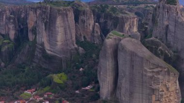 Meteora, Yunanistan dramatik hava görüntüleri, Kalambaka kasabasının üzerindeki yüksek kum taşı sütunları ve tarihi uçurum manastırlarını göstererek, doğal jeoloji ve kültür mirasının eşsiz bir harmanını gözler önüne seriyor.