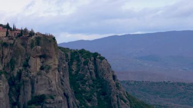 Meteora, Yunanistan dramatik hava görüntüleri, Kalambaka kasabasının üzerindeki yüksek kum taşı sütunları ve tarihi uçurum manastırlarını göstererek, doğal jeoloji ve kültür mirasının eşsiz bir harmanını gözler önüne seriyor.