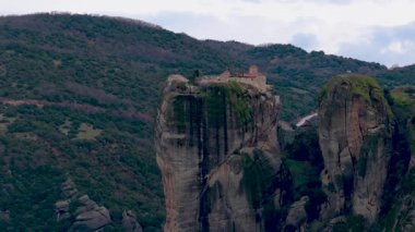 Meteora, Yunanistan dramatik hava görüntüleri, Kalambaka kasabasının üzerindeki yüksek kum taşı sütunları ve tarihi uçurum manastırlarını göstererek, doğal jeoloji ve kültür mirasının eşsiz bir harmanını gözler önüne seriyor.