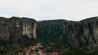 Meteora, Yunanistan dramatik hava görüntüleri, Kalambaka kasabasının üzerindeki yüksek kum taşı sütunları ve tarihi uçurum manastırlarını göstererek, doğal jeoloji ve kültür mirasının eşsiz bir harmanını gözler önüne seriyor.