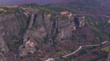 Meteora, Yunanistan dramatik hava görüntüleri, Kalambaka kasabasının üzerindeki yüksek kum taşı sütunları ve tarihi uçurum manastırlarını göstererek, doğal jeoloji ve kültür mirasının eşsiz bir harmanını gözler önüne seriyor.