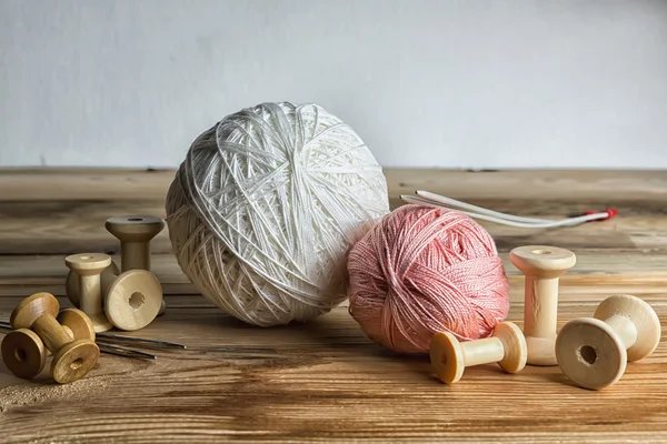 Spools of thread on wooden  background. Old sewing accessories. — Stock Photo, Image