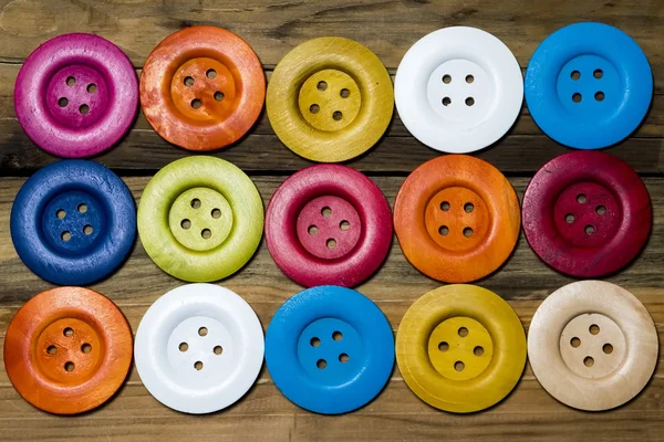 Botones de color en el tablero de madera, botones de colores, en madera vieja — Foto de Stock