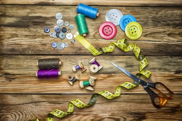 Sewing Supplies, Spools of thread, Buttons, Scissors, Measuring — Stock Photo, Image