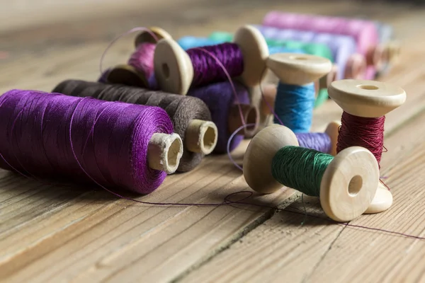 Spools of thread on wooden background. Old sewing accessories. c — Stock Photo, Image
