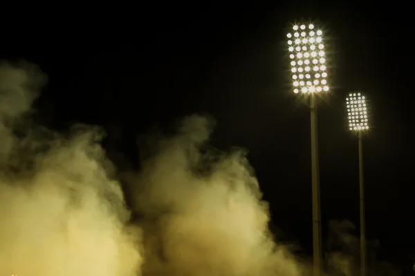 Stadionbeleuchtung und Rauch — Stockfoto