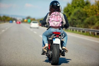Motorcu erkek ve kadın Atina, Yunanistan'da motosiklet sürme.