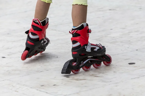 Disfrutar de patinaje sobre ruedas patinaje sobre patines en línea deporte en —  Fotos de Stock