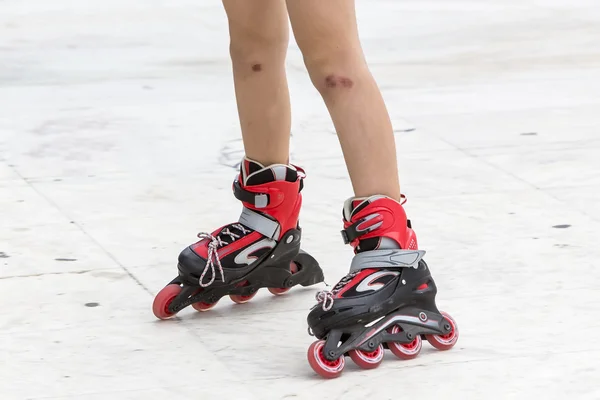 Disfrutar de patinaje sobre ruedas patinaje sobre patines en línea deporte en —  Fotos de Stock