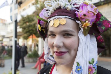 Selanik'te geçit töreninde Crete kulübünden halk dansçılar,
