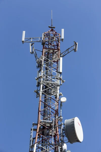 Πύργος επικοινωνιών με κεραίες κατά του γαλάζιου ουρανού — Φωτογραφία Αρχείου