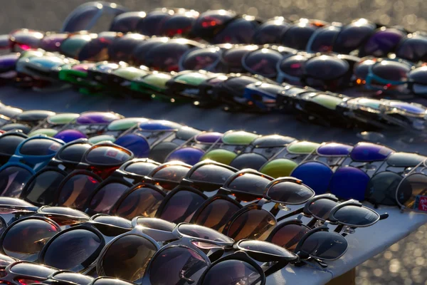 Verschillende moderne zonnebril close-up op tafel — Stockfoto