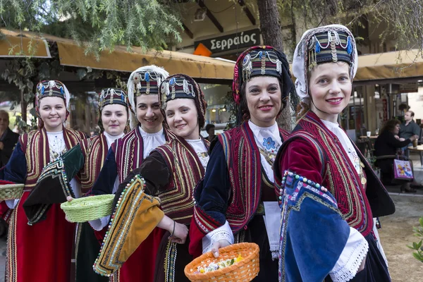 Folk dansers uit de Crete club op de parade in Thessaloniki, — Stockfoto