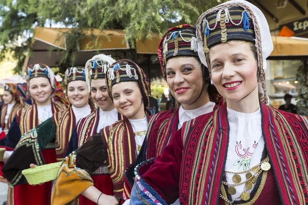 Folk dancers from the Crete club at the parade in Thessaloniki, — Stock Photo, Image