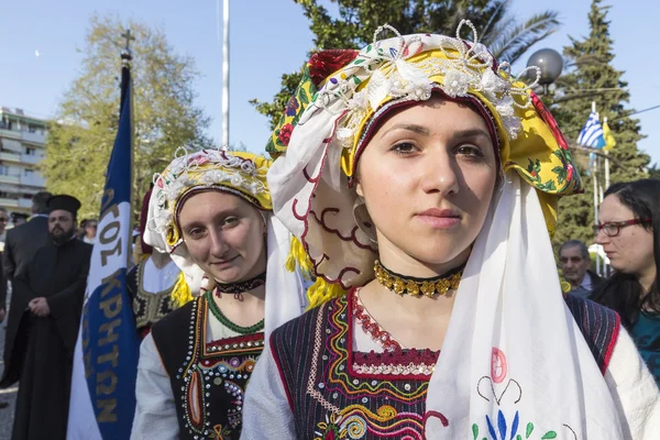 Folk dancers from the Crete club at the parade in Thessaloniki, — Stock Photo, Image